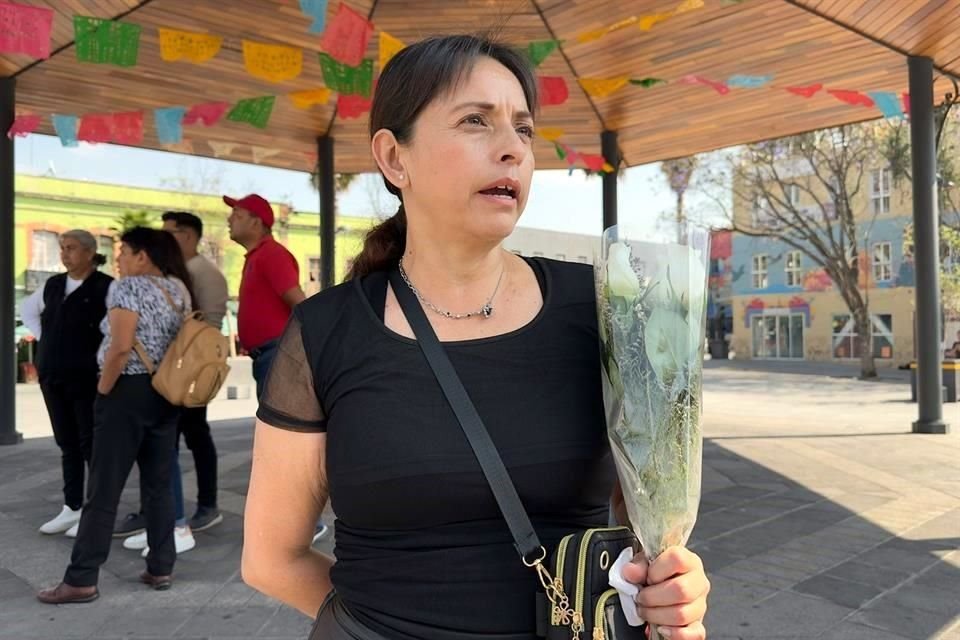 Maribel Hernández, le llevó algunas flores a Paquita hasta la Plaza Garibaldi, si primer punto en el recorrido por la CDMX.