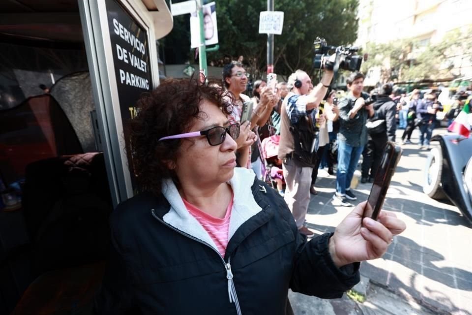 Los fans grababan el paso de la carroza con las cenizas de Paquita la del Barrio.