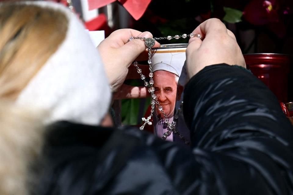 El Papa Francisco, que está siendo tratado de una neumonía, no corre peligro de muerte pero permanecerá en hospital, dijeron médicos.