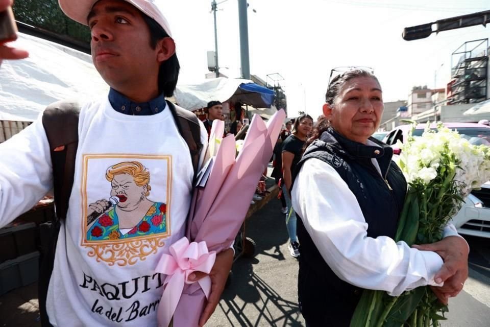 Personas de todas las edades acudieron al mercado Martínez de la Torre a despedir a la interprete veracruzana.