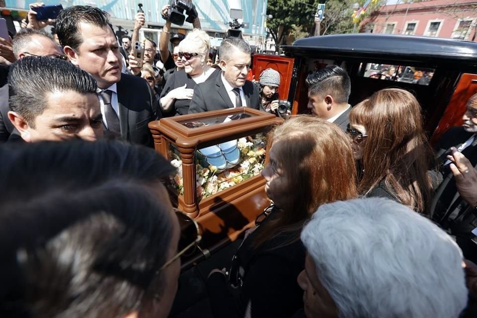 La urna fue colocada en la carroza para partir de Garibaldi al Mercado Martínez de la Torre.