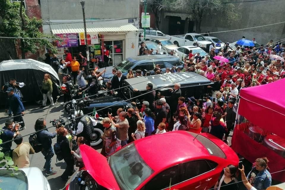 En la calle Zarco se reunieron muchos fans que a pie acompañaron la carroza rumbo a Casa Paquita.