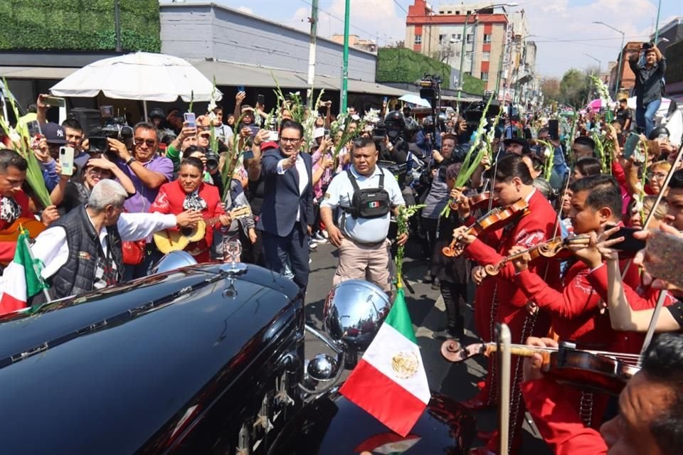 Un nutrido mariachi y un grupo norteño esperaron por los restos de la intérprete, fundamental dentro la escena de música regional mexicana, que arribaron 12:30 horas.