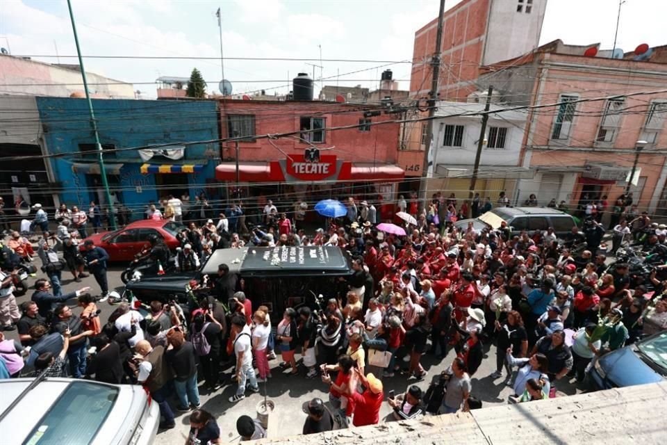 Los vecinos de la colonia Guerrero acompañaron al cortejo hasta Casa Paquita.