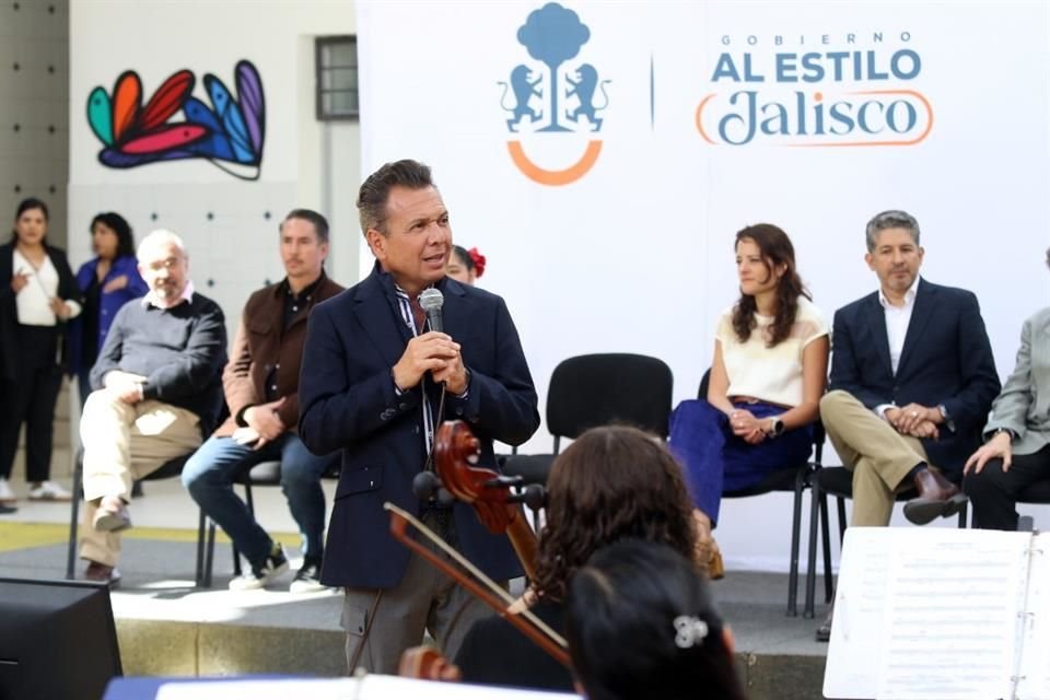 'Todas las escuelas van a tener aulas de música, y vamos a ser el primer Estado de la República que va a tener dentro de su programa educativo la materia de música'.