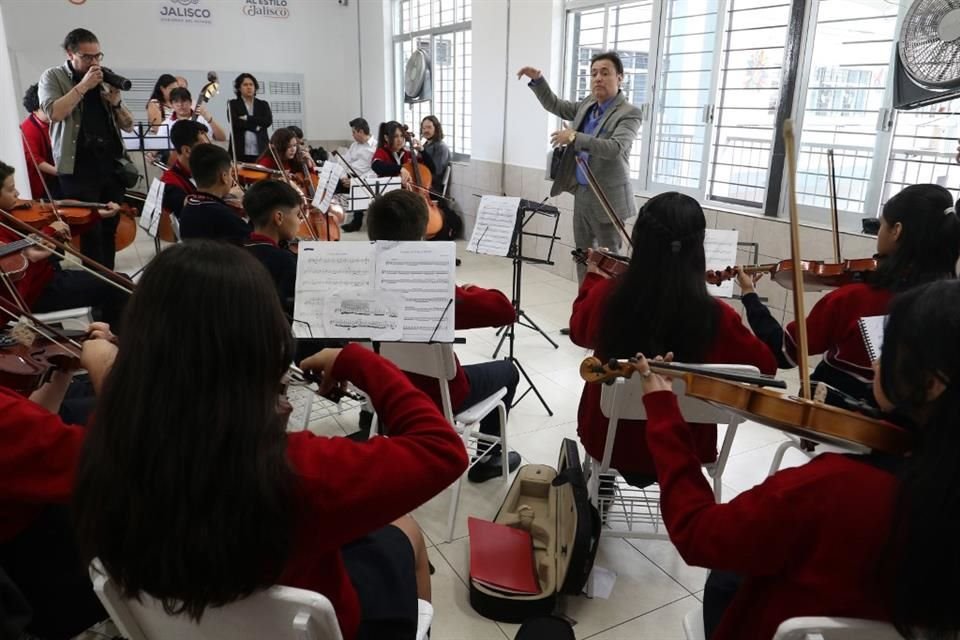 Además del equipamiento de instrumentos musicales, el programa contempla el mejoramiento de aulas, laboratorios, sanitarios y espacios complementarios.