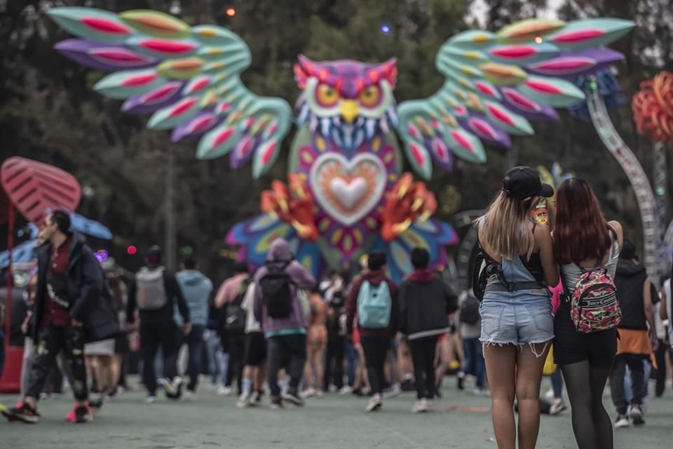 El Electric Daisy Carnival 2025 regresó al Autódromo Hermanos Rodríguez, con música electrónica, juegos mecánicos y un ambiente festivo.