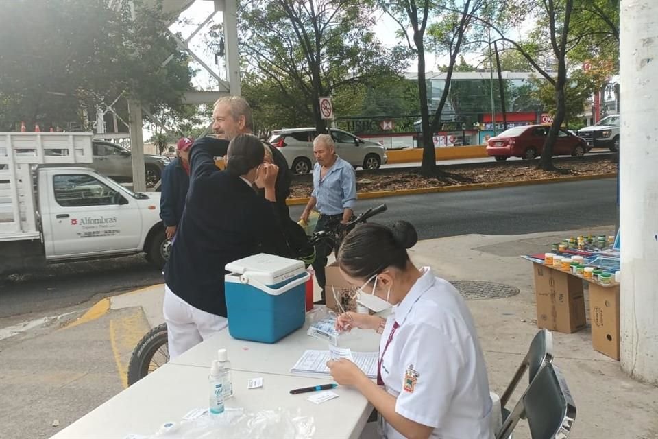 Centro de vacunación drive thru, instalado afuera de la recaudadora Las Águilas de Zapopan.