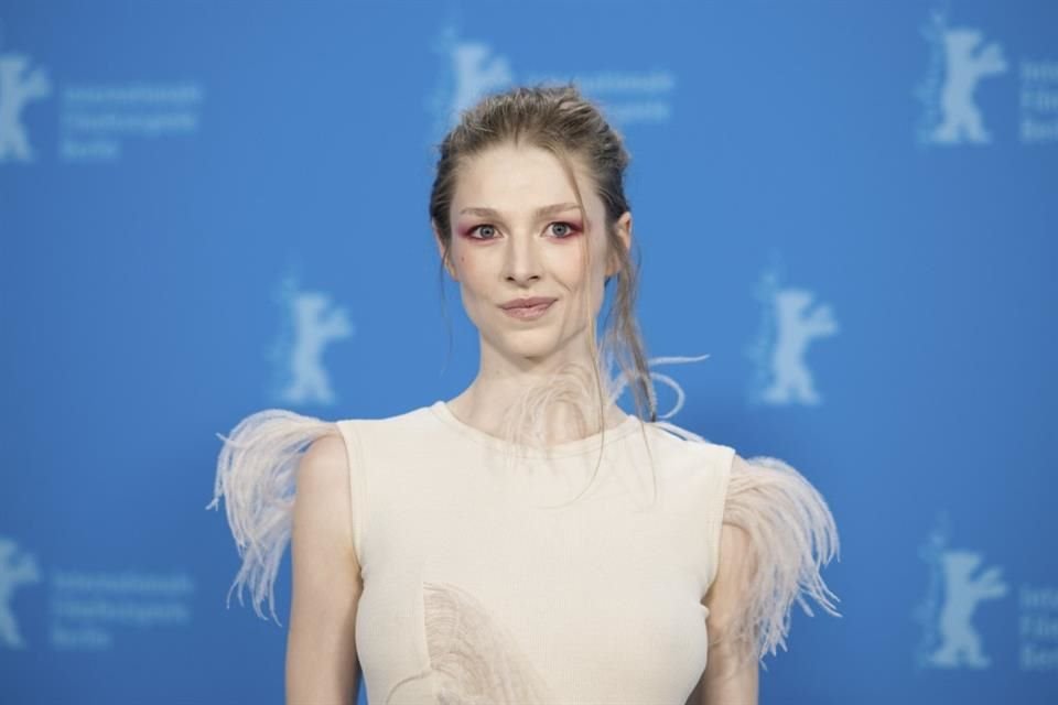 Hunter Schafer denunció que su pasaporte fue emitido con género masculino, criticando las políticas de Trump que afectan a personas trans.