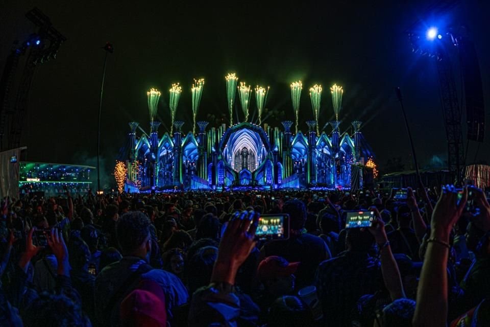 Para esta edición del EDC, el esperado diseño del escenario principal, el Kinetic Field, fue más acorde a los preceptos del diseño noventero de aves y flores.