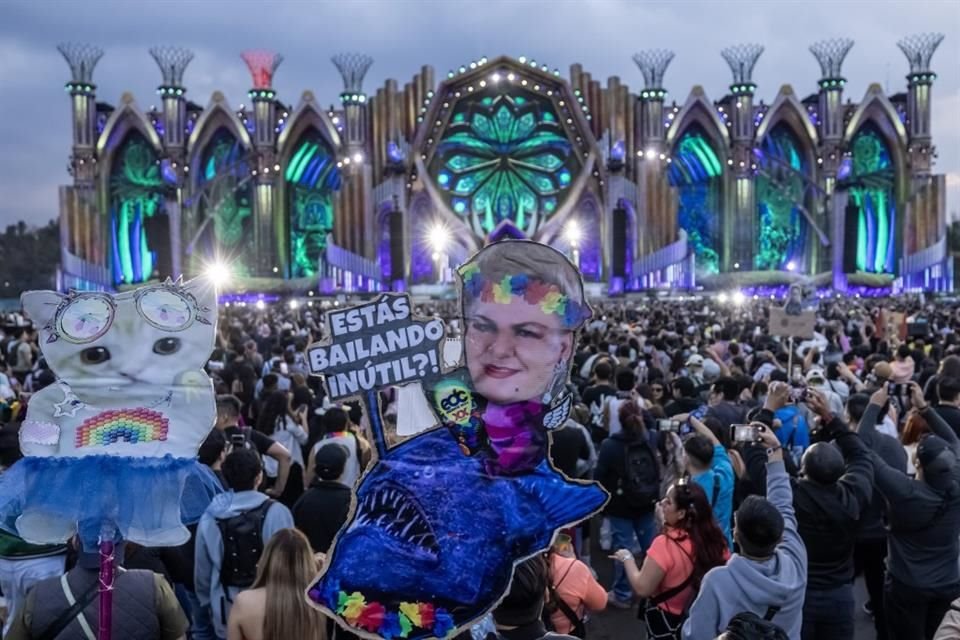 Paquita la del Barrio se hizo presente en festival de música electrónica.