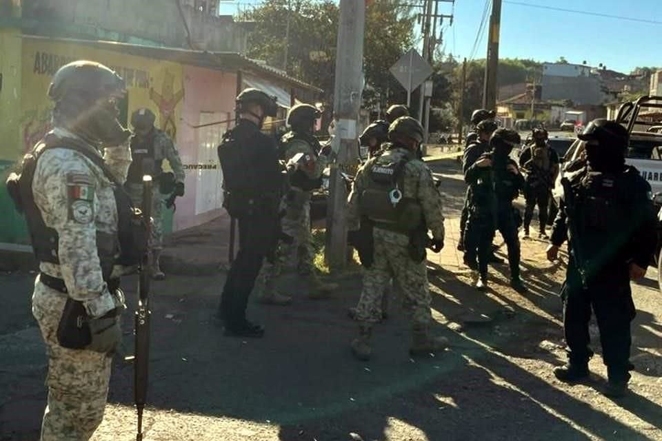 Agentes de diversas corporaciones fueron atacados a tiros en Tingüindín, Michoacán, la mañana de este sábado, lo que dejó un saldo de un muerto y cuatro heridos.