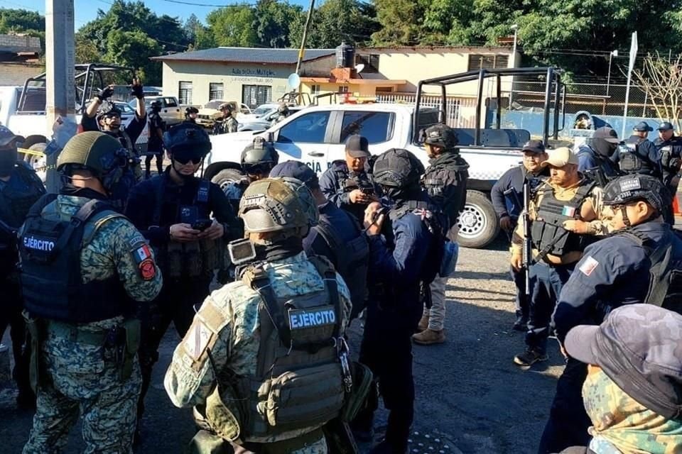 Agentes de diversas corporaciones fueron atacados a tiros en Tingüindín, Michoacán, la mañana de este sábado, lo que dejó un saldo de un muerto y cuatro heridos.