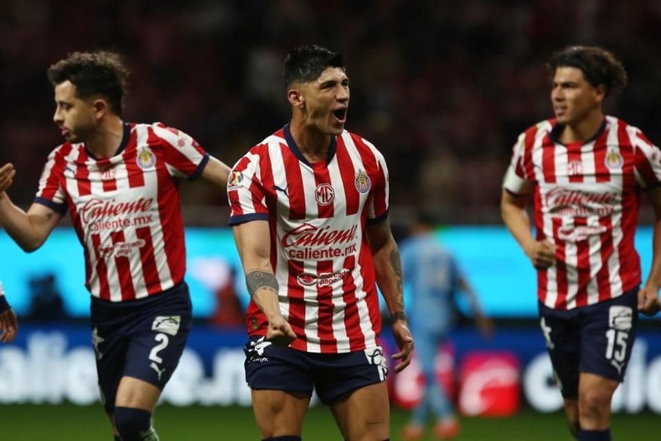 Movido primer tiempo entregaron ambos equipos, donde la lluvia de goles se hizo presente y las polémicas no faltaron.