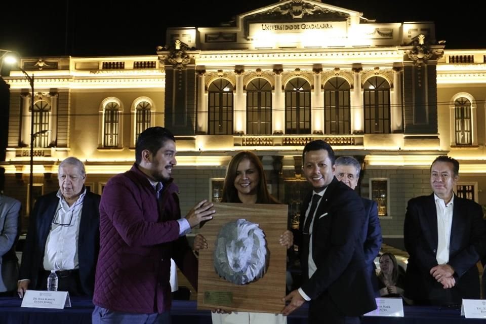 Entregaron el galardón 'Leo Honoris' a la Rectora electa, Karla Planter, al Rector Ricardo Villanueva y 4 estudiantes.