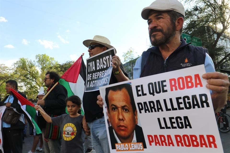 Colectivos marcharon por avenida Vallarta con dirección al centro de la ciudad por diversas causas, entre ellas, en pro de Palestina.