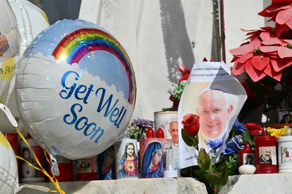 Fieles católicos han mostrado su apoyo al Pontífice con globos y flores.