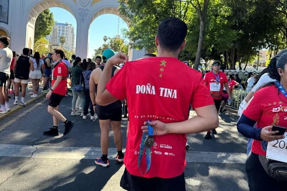 21K con dedicatoria. Leonardo llevó el sobrenombre de su abuela en la espalda.