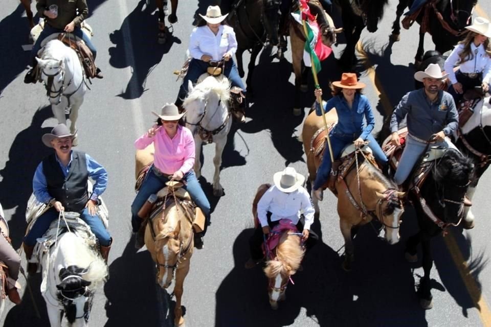 La cabalgata inicio en San Miguel de Cuyutlán y culminó en el Lienzo Charro Santa María.