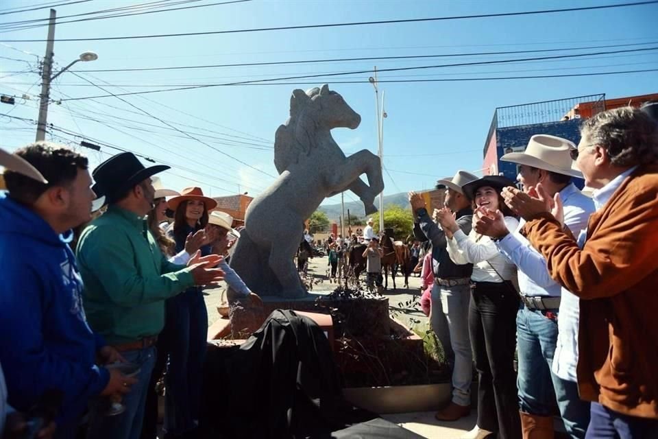 Se develó la escultura Cahuayo tlen Tlajo, realizada por artesanos locales en piedra de basalto.