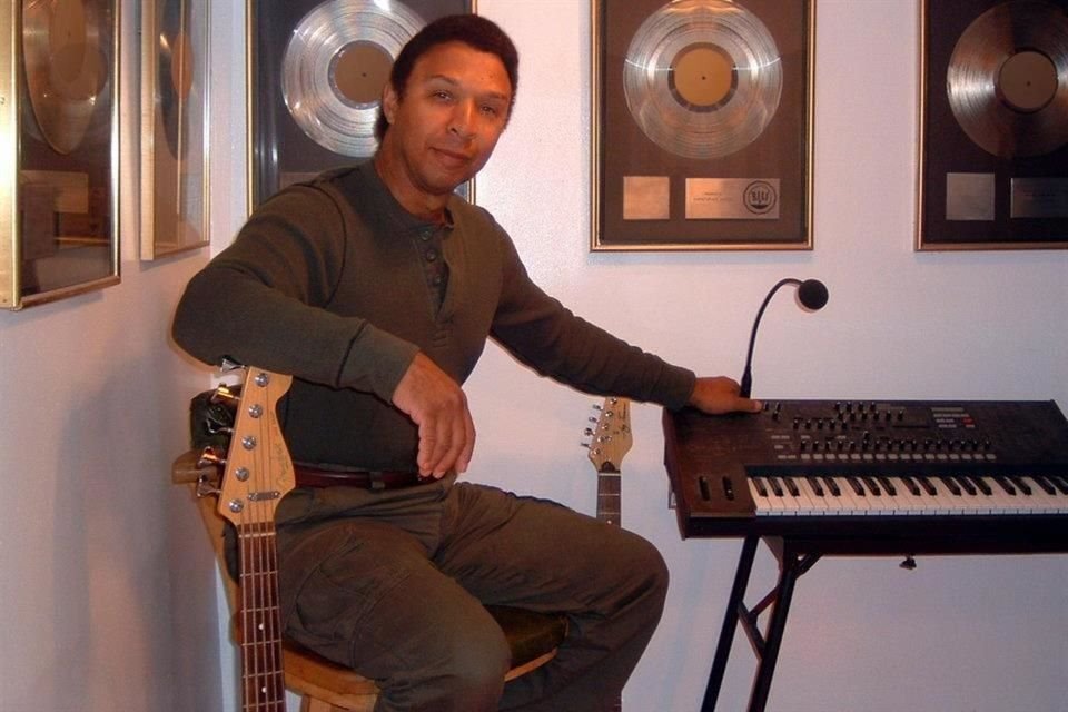 Chris escribió y produjo varios de los éxitos más memorables del grupo, como 'For the Love of You', 'Between the Sheets' y 'Fight the Power'.
