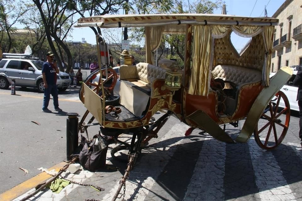 Guadalajara Tarihi Merkezi'nde bir kalandriya, yolcuları indirdikten sonra onu çeken atın kaçması sonucu kaza yaptı.