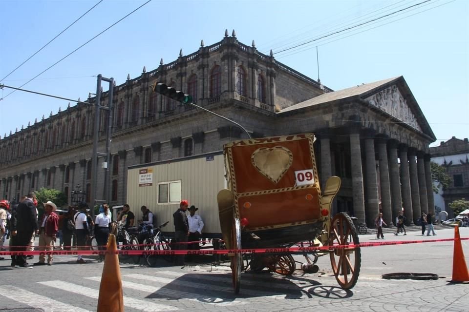 Guadalajara Tarihi Merkezi'nde bir kalandriya, yolcuları indirdikten sonra onu çeken atın kaçması sonucu kaza yaptı.