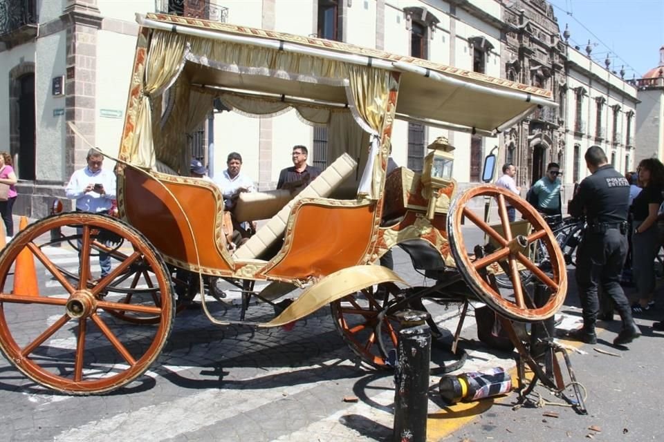 Guadalajara Tarihi Merkezi'nde bir kalandriya, yolcuları indirdikten sonra onu çeken atın kaçması sonucu kaza yaptı.