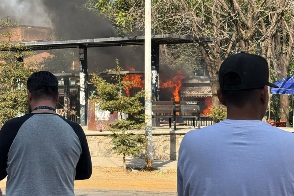 Una explosión se registró en el área de venta de comida que se encuentra frente a la Preparatoria 6, en la Colonia Miravalle.