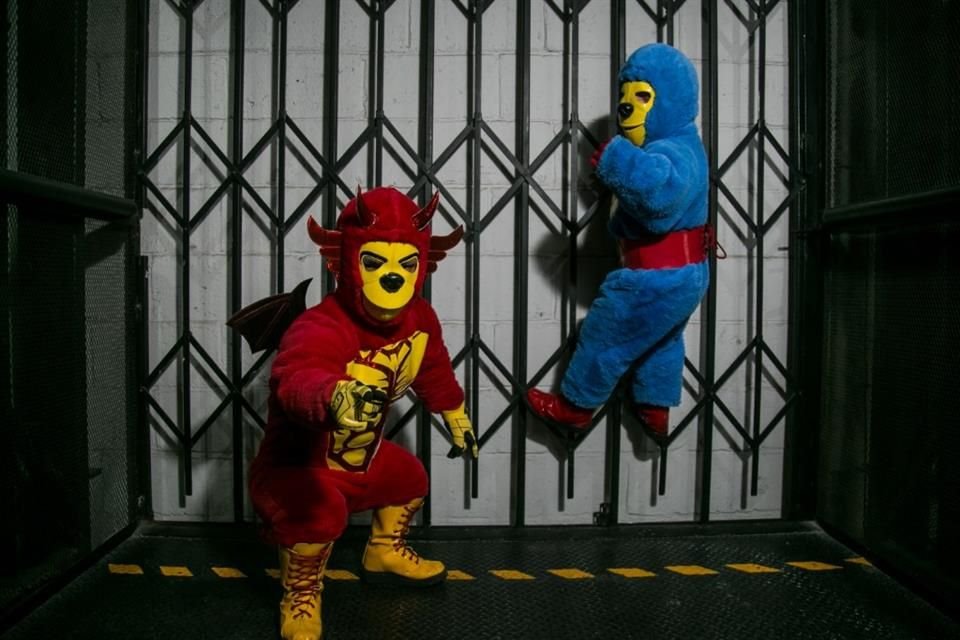 Kemalito (izq.) y Kemonito hacen de las delicias de los aficionados a la lucha libre en arenas como la Coliseo de Guadalajara.