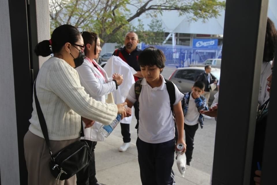 En la primaria Benito Juárez trataron el brote de influenza con medias similares a las del Covid-19.