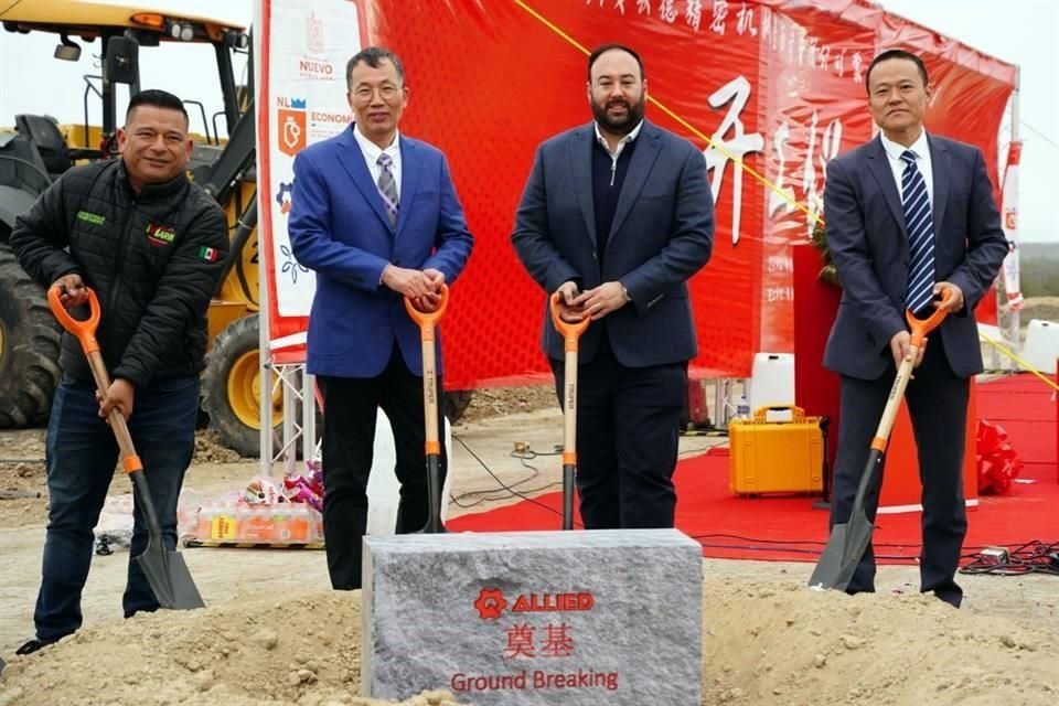 Les dirigeants d'Allied Machinery ont procédé à la cérémonie d'inauguration des travaux, à laquelle ils ont invité Emmanuel Loo (barbu), du ministère de l'Économie des Pays-Bas.