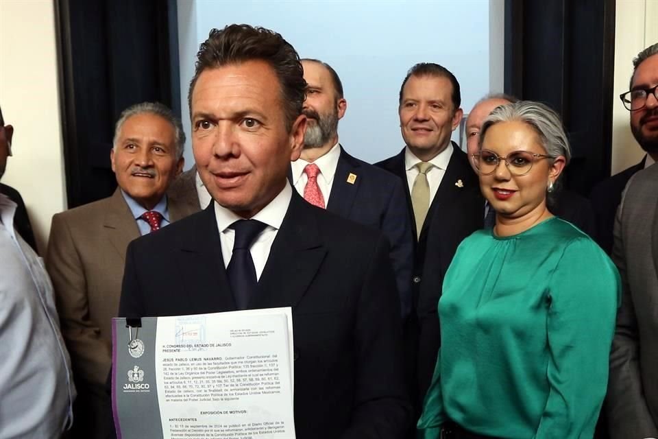 Lemus presented his initiative to reform the Judicial Branch to the Legislature, whose preparation was coordinated by Arturo Zamora (left).