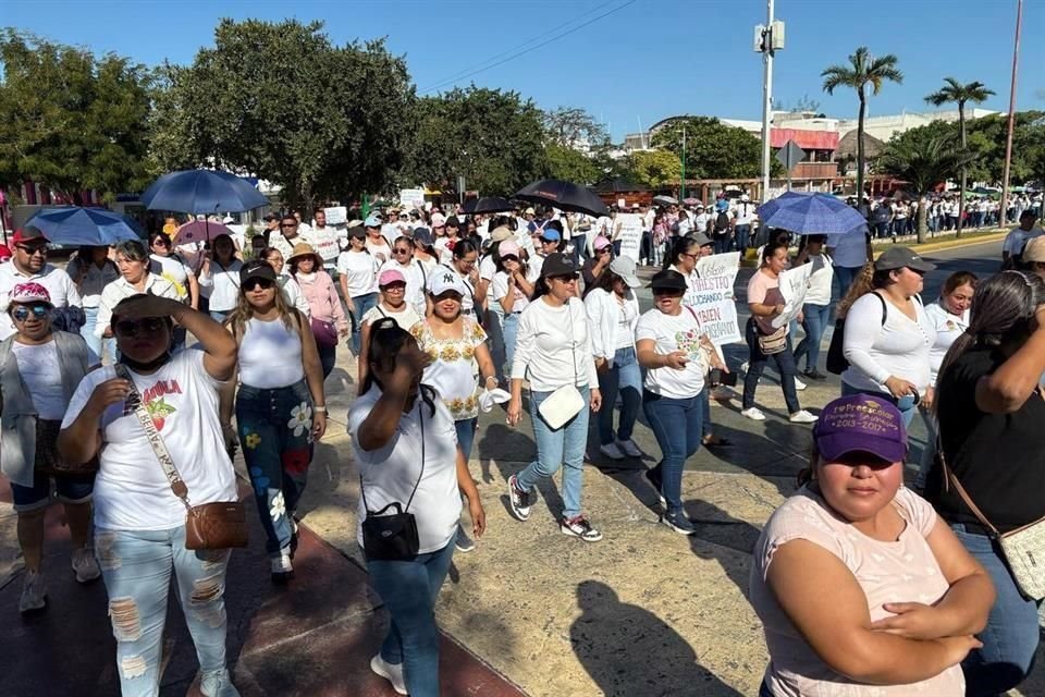 Trabajadores de la educación se movilizaron en Cancún y otras localidades del estado de Quintana Roo.