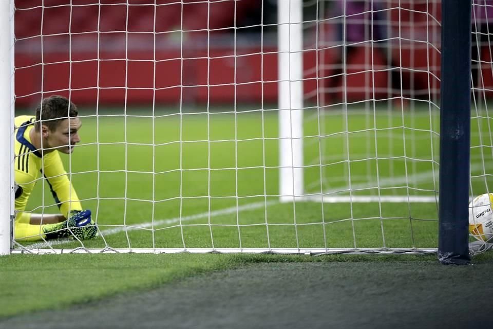 Kjell Scherpen regaló el gol del 1-1 a la Roma.