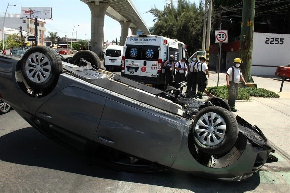 El conductor del vehículo volcó tras chocar con el concreto que delimita la ciclovía de Ávila Camacho.