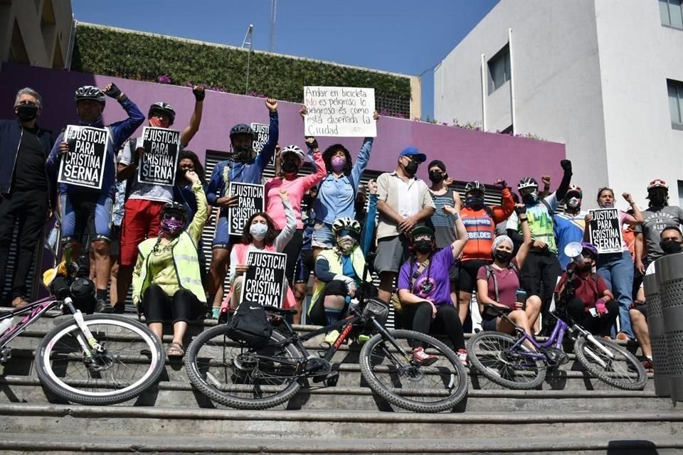 Decenas de ciclistas se manifestaron frente al Palacio de Justicia en apoyo a la familia de Cristina Serna.