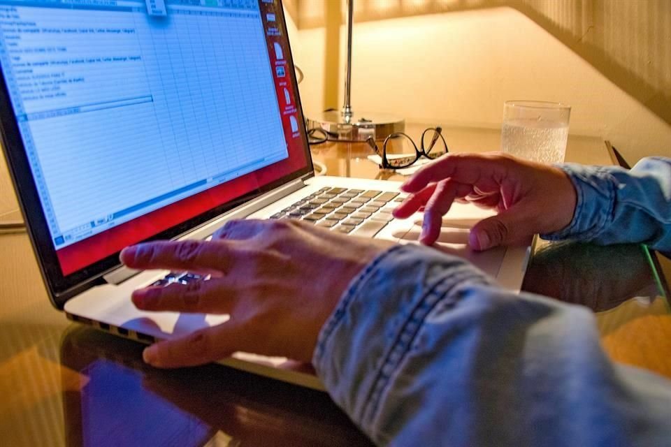 Tras la pandemia, el teletrabajo llegó para quedarse, pero no se puede negar que los trabajadores de una empresa están altamente expuestos a riesgos psicosociales en esta modalidad laboral.