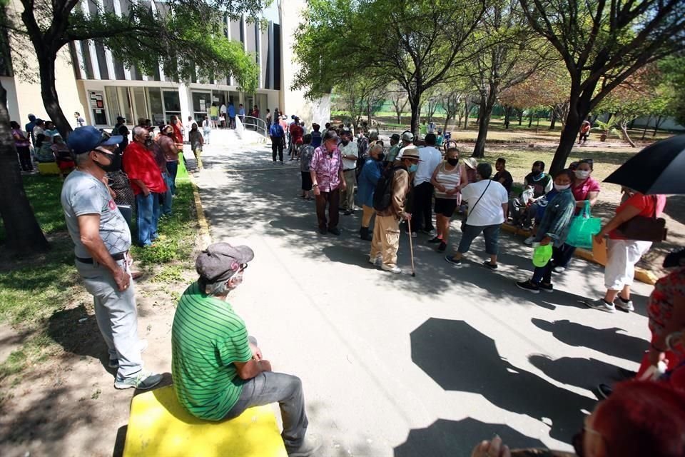 Cientos de adultos mayores de 60 años hicieron fila bajo el sol alrededor del Parque Tucán y el Parque Aztlán, al poniente de Monterrey para agendar su cita para su vacunación a partir del lunes.