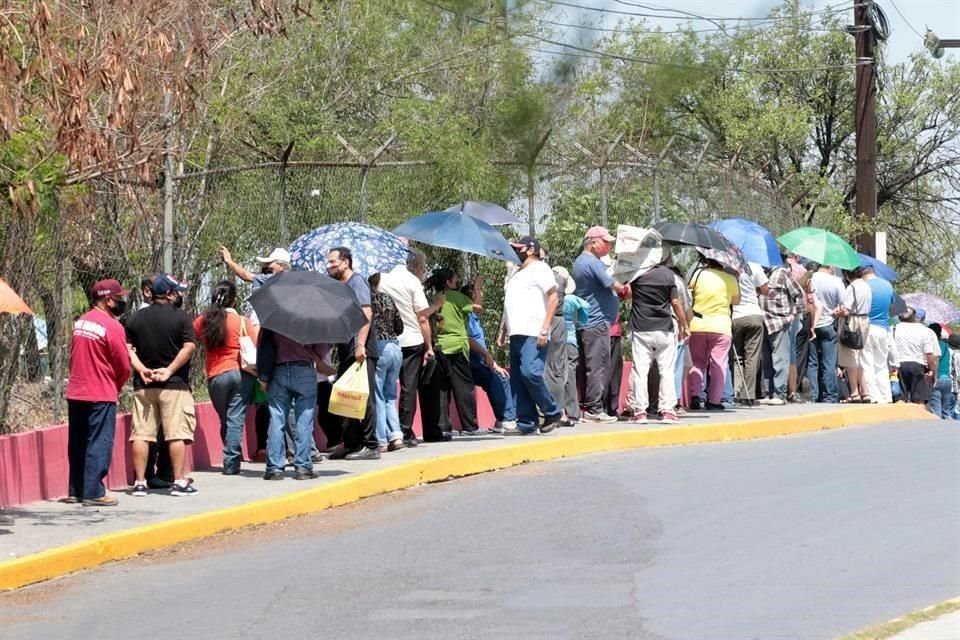 Cientos de adultos mayores de 60 años hicieron fila bajo el sol alrededor del Parque Tucán y el Parque Aztlán, al poniente de Monterrey para agendar su cita para su vacunación a partir del lunes.