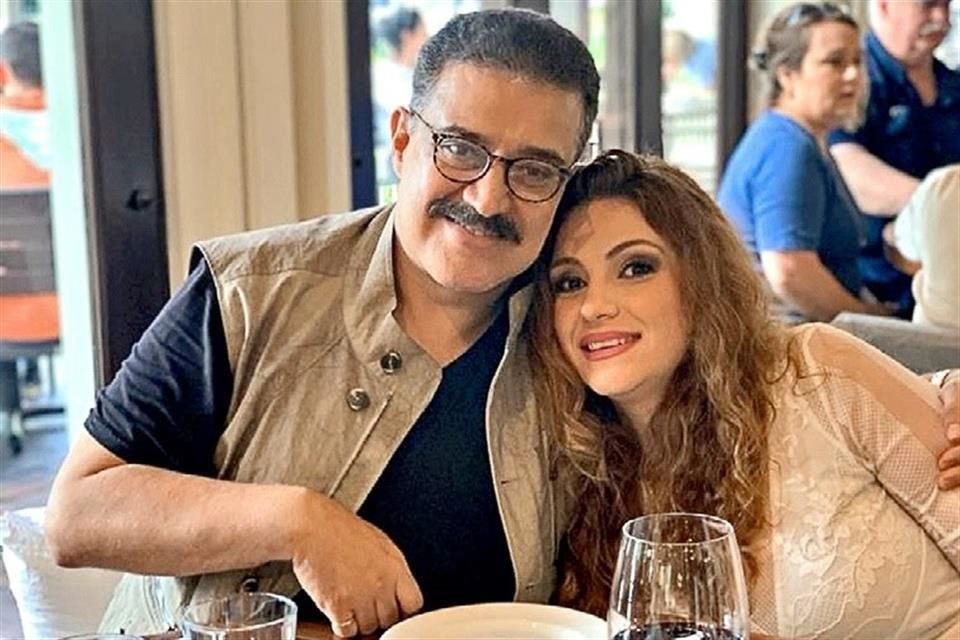 Carlos Lomelí compartió una foto con su esposa Karina Navarro desde un restaurante en The Woodlands, Texas, que aseguran es del presente año.