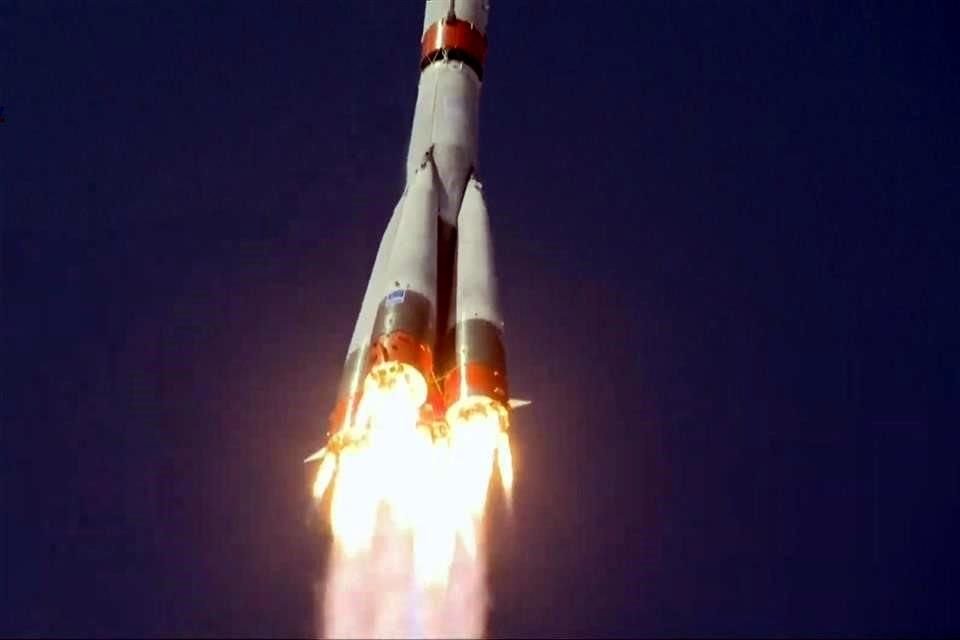 La nave Soyuz MS-18, con dos astronautas rusos y uno de EU, despegó desde Kazajistán hacia la Estación Espacial Internacional.