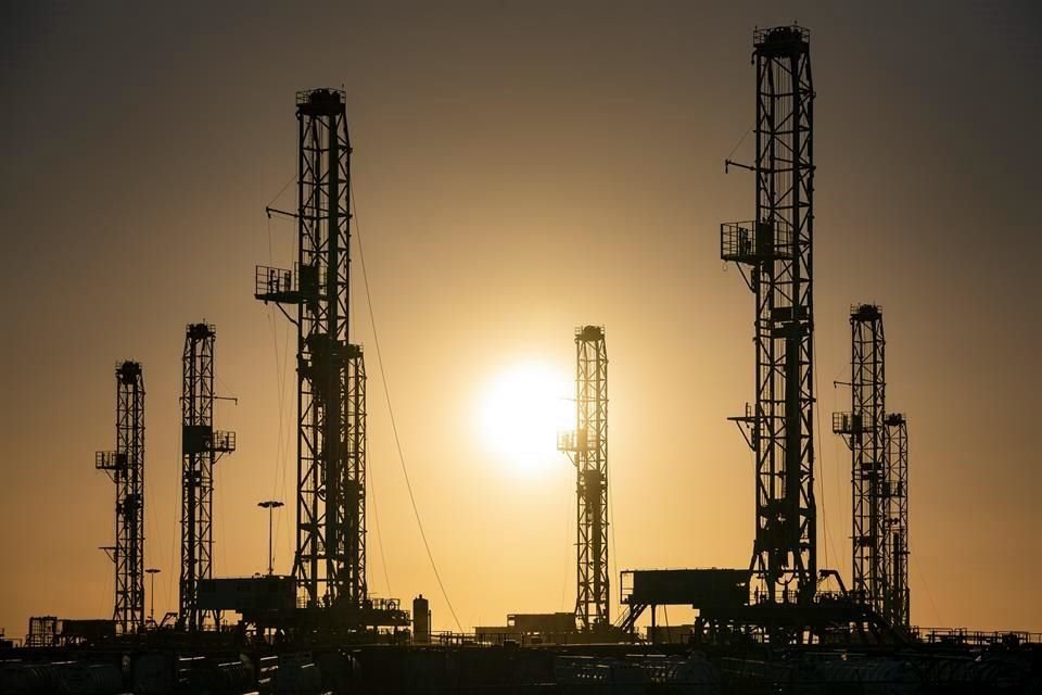 Los precios del petróleo ligaron su quinta semana consecutiva de ganancias, debido a que la demanda de combustible se recuperó gracias al fuerte crecimiento económico y el aumento de los viajes durante el verano del hemisferio norte.