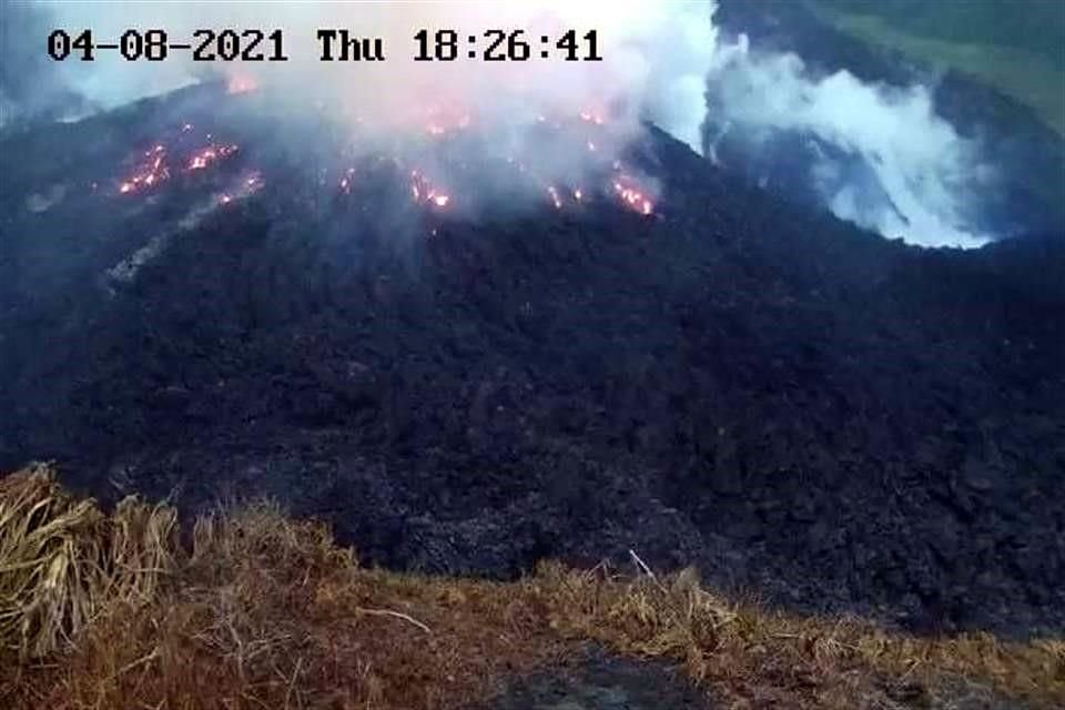 El Gobierno de San Vicente y las Granadinas ordenó este jueves evacuar parte de la primera de las islas de este pequeño territorio caribeño ante una inminente erupción del volcán La Soufriere.