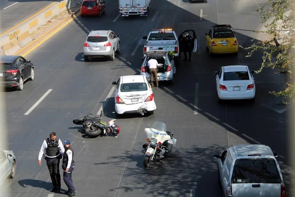 Un policía vial se impactó en su motocicleta con la parte trasera de un taxi mientras intentaba multarlo.