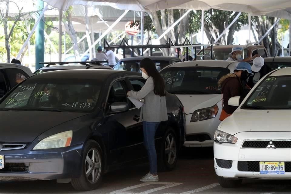 En el Módulo de vacunación del CUCEA de la UdeG, había filas, pero fluían sin problemas.