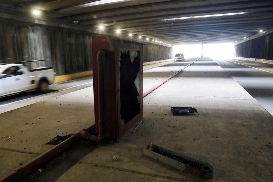 En el paso a desnivel de Avenida López Mateos a la altura de La Minerva todas las tomas de hidrantes están dañadas.