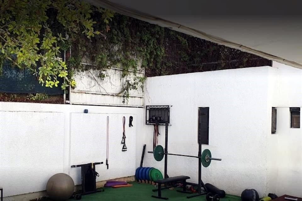 El negocio se promociona como gimnasio, incluso en sus redes sociales hay videos de personas levantando pesas, subiendo cuerdas y escalando muros.