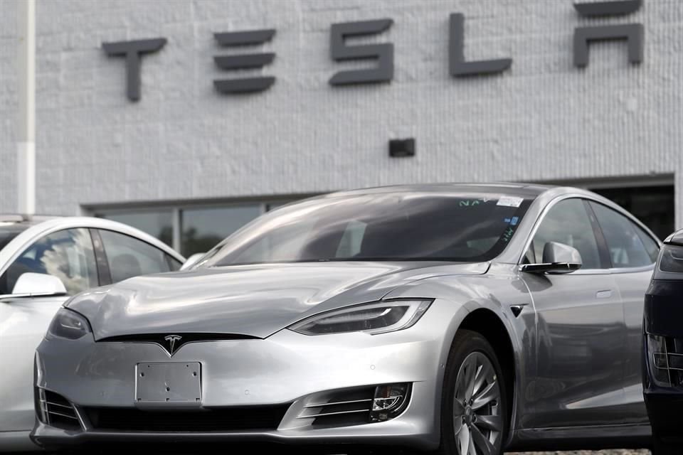 La NHTSA investigó el piloto automático de Tesla a raíz de un accidente fatal en 2016 y validó el sistema a principios del año siguiente.