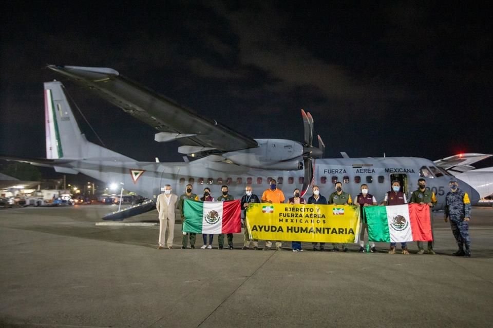 La ayuda, que consiste en víveres, medicinas y agua, fue enviada en dos aviones de la Fuerza Aérea Mexicana.